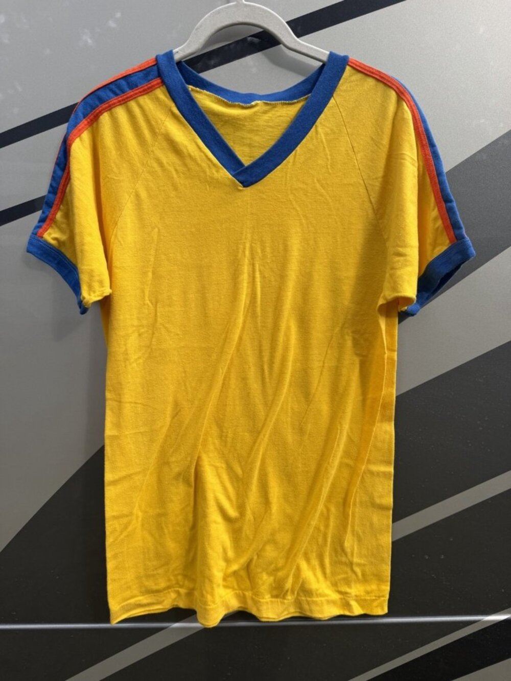 Vintage 70s yellow v-neck single stitch rainbow stripe beach retro tshirt L